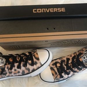 NIB youth size 2.   348271f leopard animal print Converse